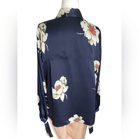 Vince 100% Silk Blue Floral Button Up Collar Shirt Sz. S - Picture 6 of 10